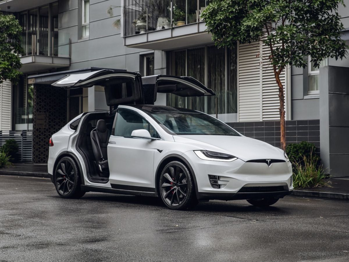Salah satu varian mobil Tesla yang resmi dipasarkan di Indonesia, Tesla Model X © The Irish Time