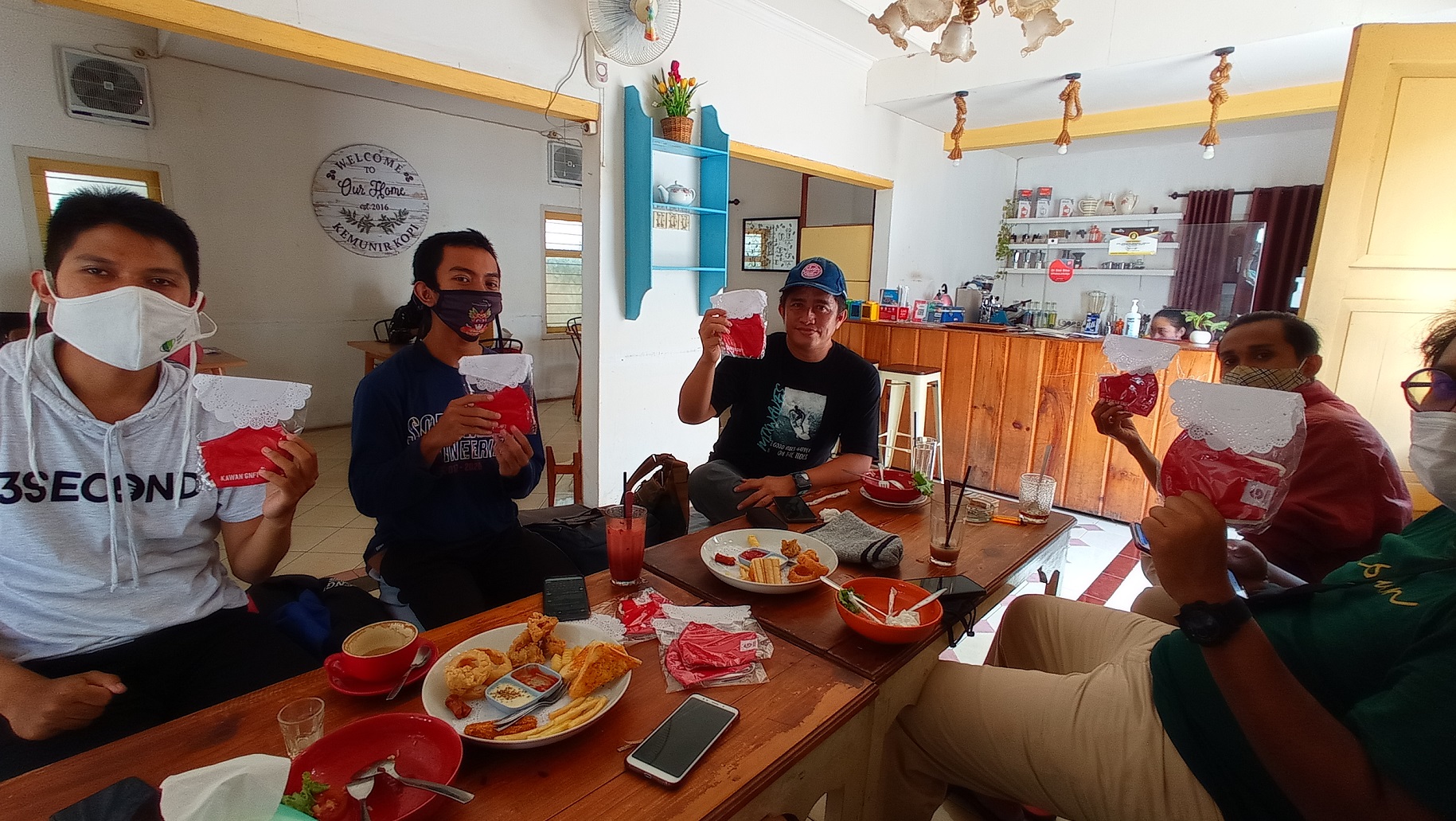 Tim Semangat Banyuwangi membagikan masker di cafe daerah Banyuwangi | Foto: Dokumentasi Semangat Banyuwangi