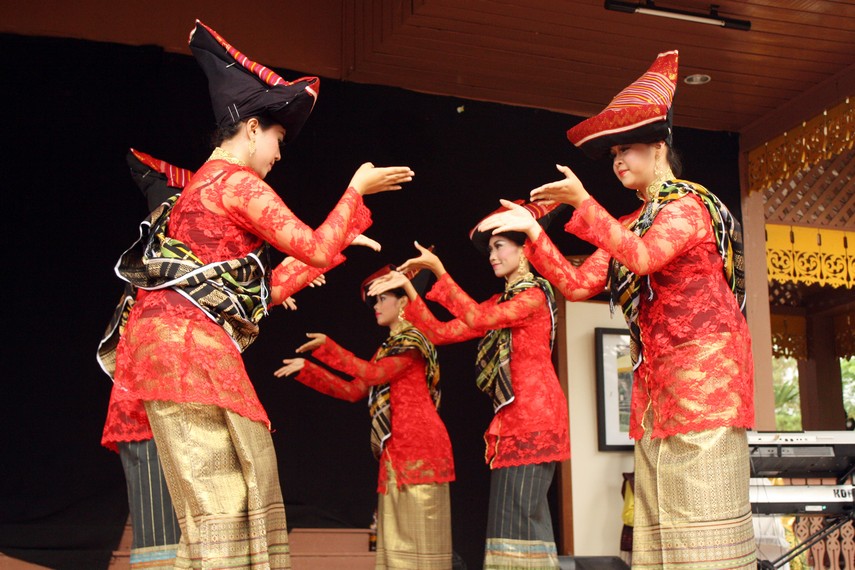 Tari piso surit © Indonesiakaya.com