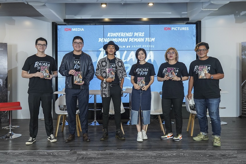 Pemain film Balada Si Roy bersama tim IDN Pictures | Foto: Dokumentasi IDN Media