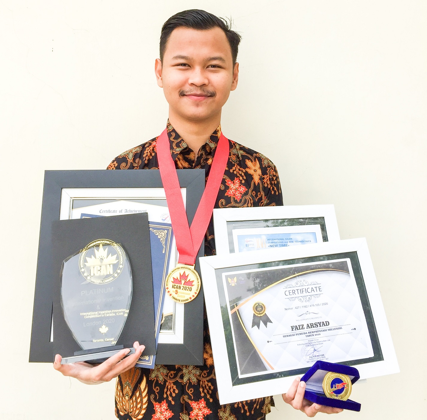 Faiz bersama piagam penghargaan hasil racikan kopi kulit mangga MASCO | Foto: Dokumentasi Pribadi