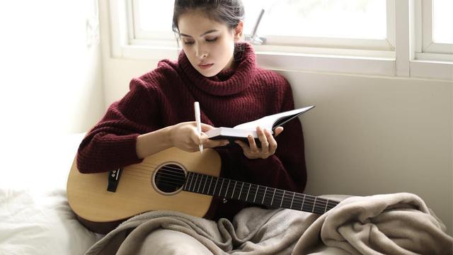Memainkan Gitar © Liputan6.com