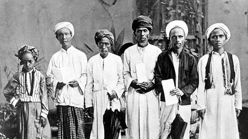 Masyarakat Jawa tempo dulu memakai blangkon © Wikimedia.org