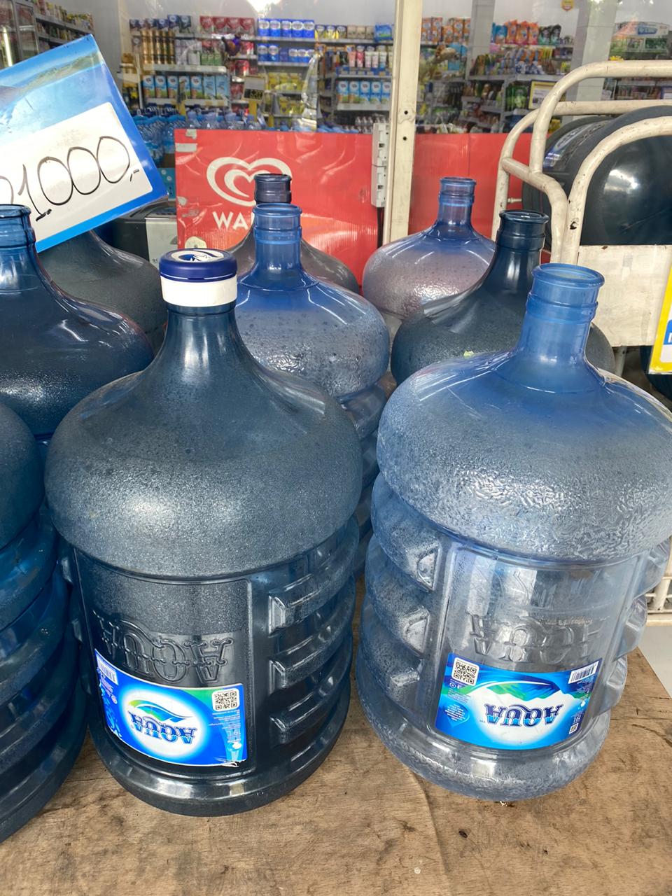 Botol PET (kanan) baru dan PC (kiri) lama