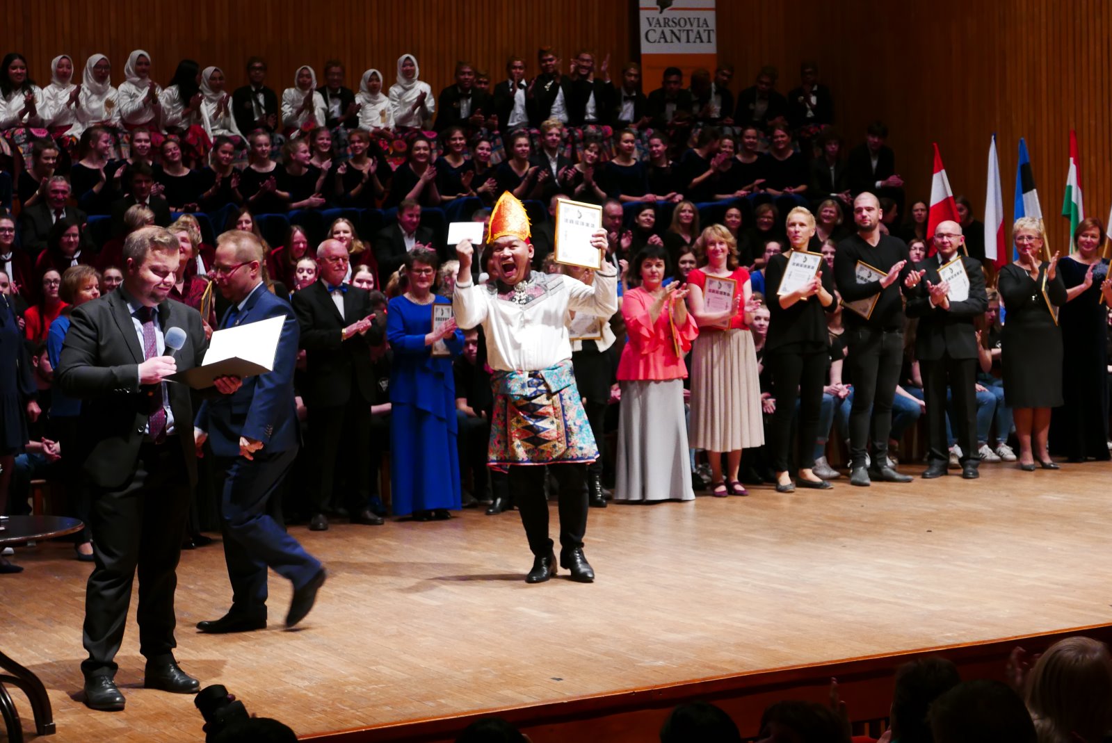 Ekspresi kebahagiaan konduktor Jakarta Youth Choir yang berhasil meraih posisi 2nd winner pada The XIV International Warsaw Choir Festival 'Varsovia Cantat' yang berlangsung di Warsawa, Polandia.