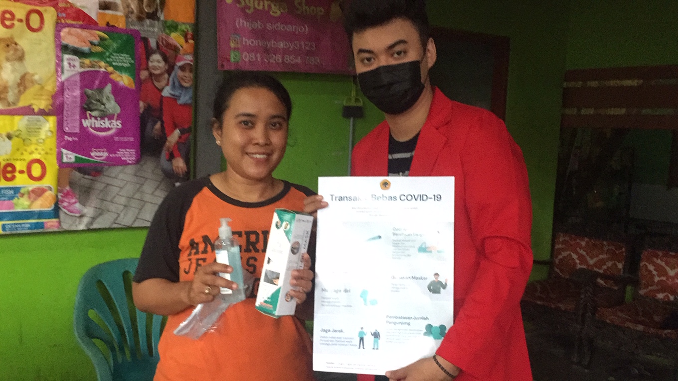 Penyerahan Perangkat Protokol Kesehatan Kepada salah satu Toko Kebutuhan Hewan Peliharaan