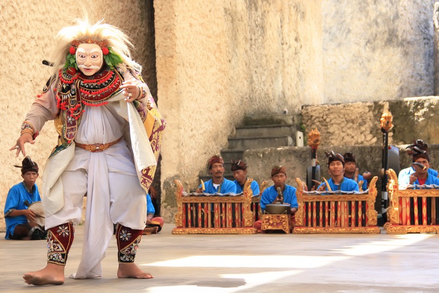 Tari Topeng Tua diiringi musik gamelan Bali © Indonesiakaya.com