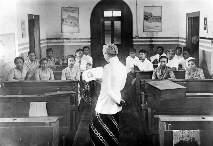 Bapak Soerjoadipoetro dan siswa keguruan di Taman Siswa © luk.staff.ugm.ac.id