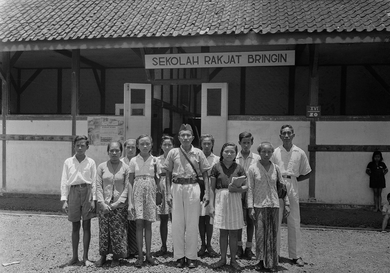 Kepala sekolah dan guru-guru Sekolah Rakjat Bringin © Twitter.com/potretlawas