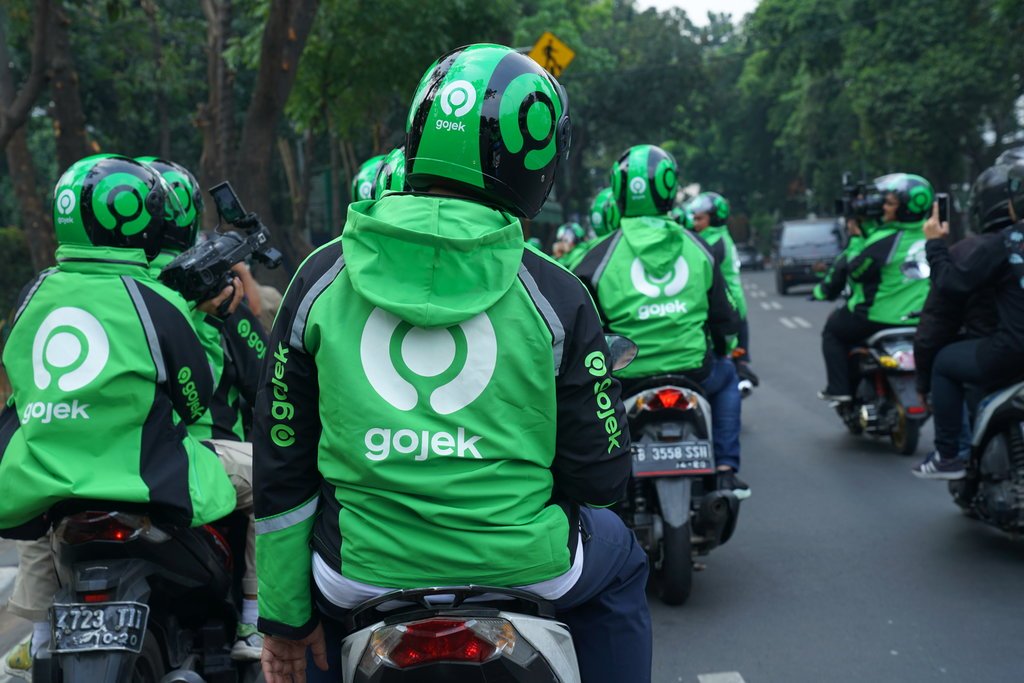 Pengemudi Gojek dengan Seragam Baru