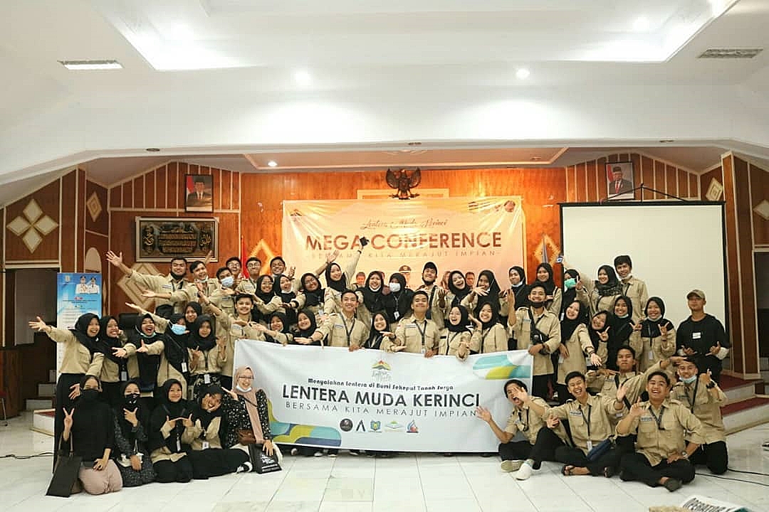 Para panitia FESTA 2020 berfoto bersama usai sukses menyelenggarakan Mega Conference 2020. Foto :sitinuraini_19