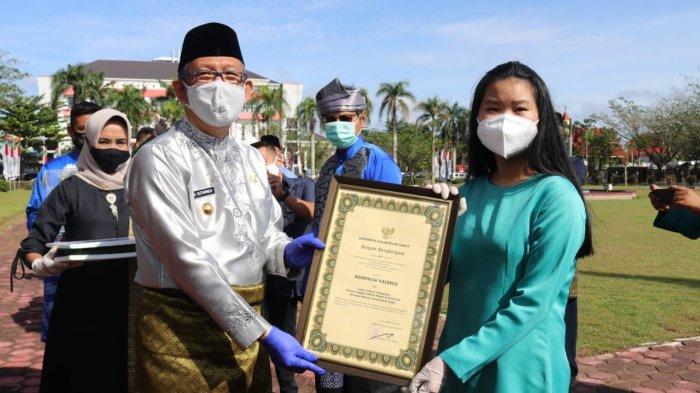 Penyerahan Piagam Penghargaan dari Pemerintah | Foto: Tribun Pontianak