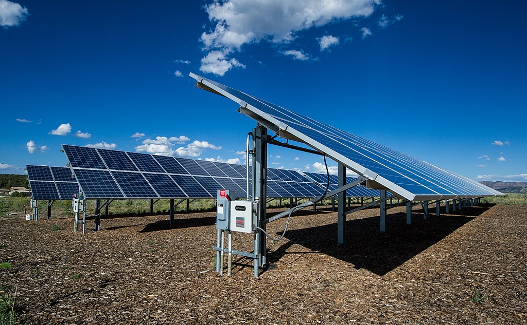 Ilustrasi panel surya di sebuah gurun di Colorado, Amerika Serikat.