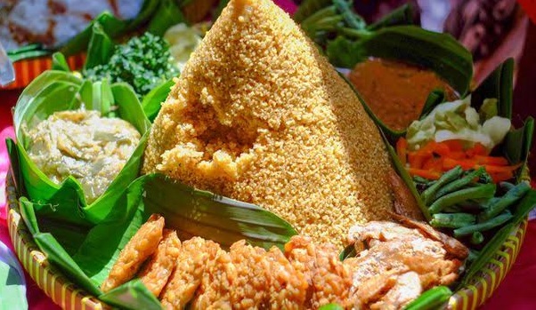 Tumpeng nasi oyek © Endeus.tv