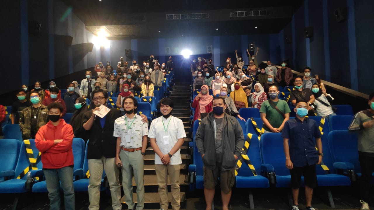 Sutradara dan Editor Rumah Aya berfoto bersama pembawa acara dan penonton 