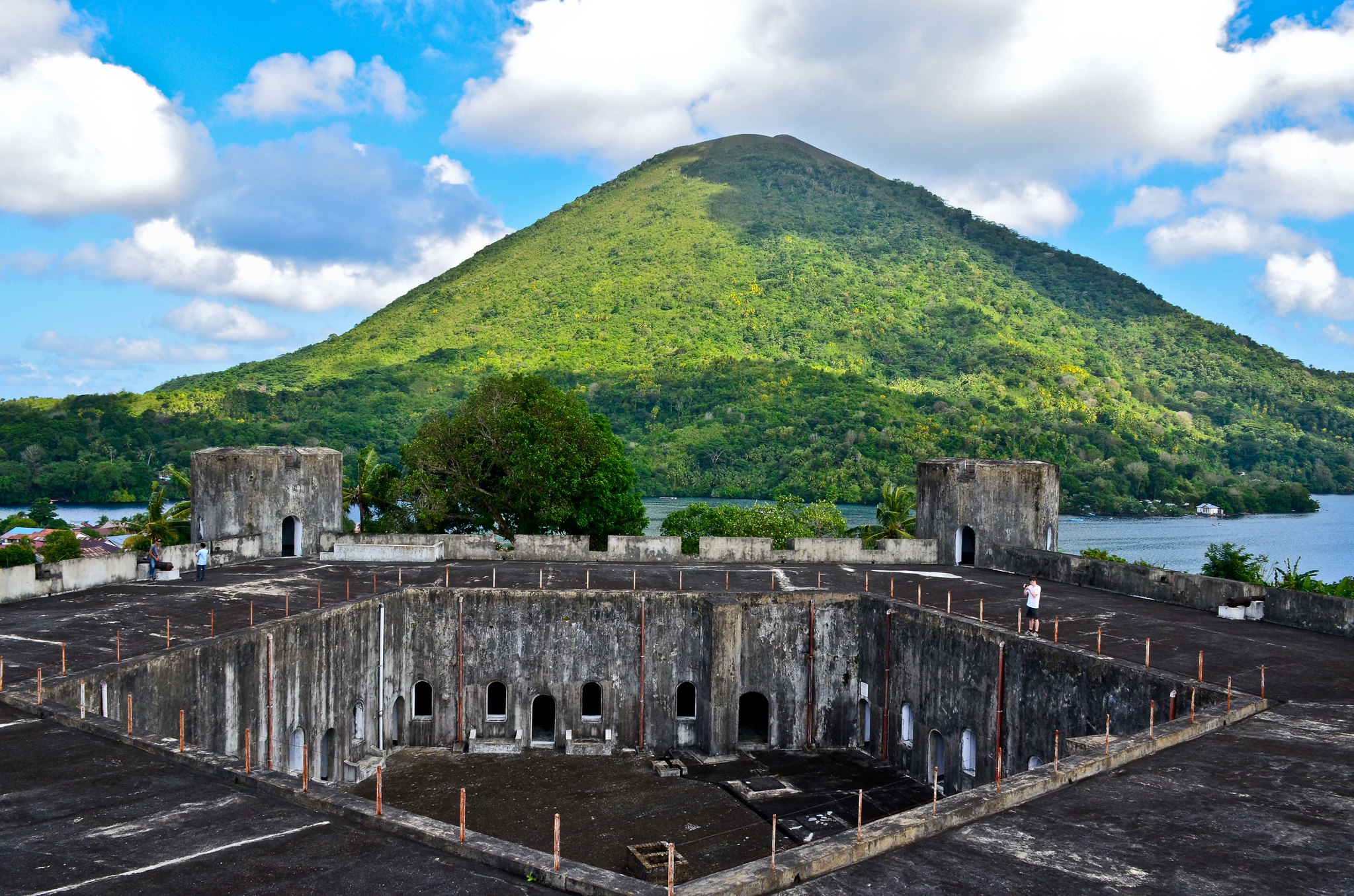 Benteng Belgica dan Gunung Api Ganapus, Kepulauan Banda, Kabupaten Maluku Tengah | Foto: De Wet Moolman dari flickr