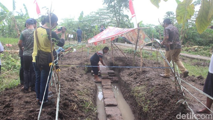 Warga sedang melihat proses eskavasi situs
