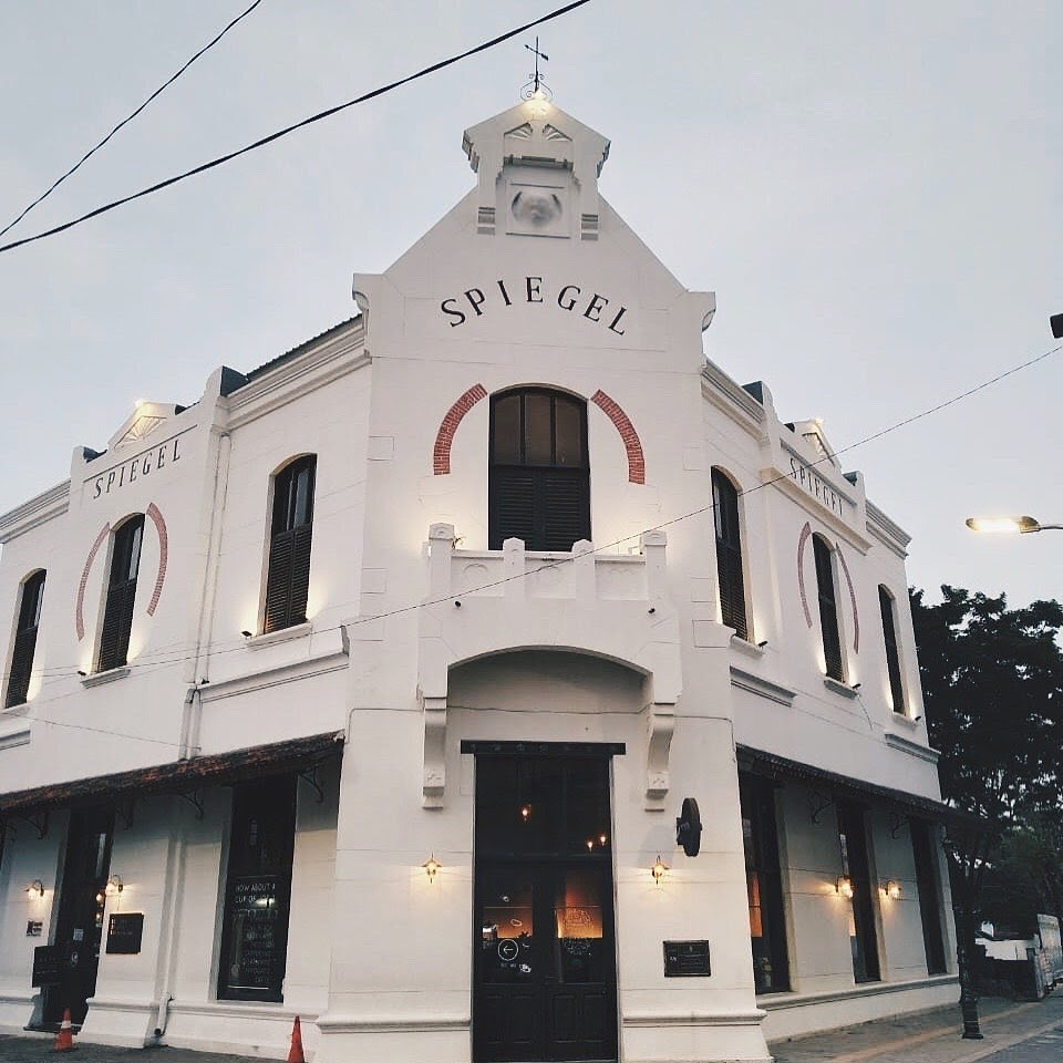 Revitalisasi Visual Klasik Spiegel Bar and Bistro awalnya merupakan sebuah gedung tua terbengkalai yang kemudian bertransformasi menjadi sebuah kafe dengan arsitektur klasik