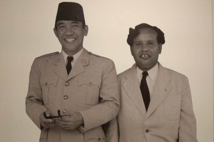 Presiden Soekarno (kiri) dan Friedrich Silaban (kanan) © Kompas.com