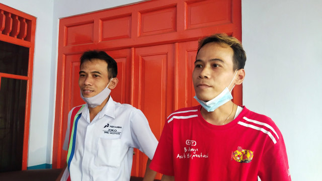 Salah seorang penduduk kembar mewarnai rambutnya © Kumparan.com
