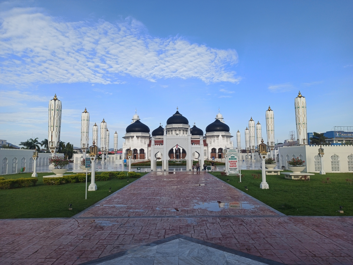 Foto Mesjid Baiturrahaman pada pagi hari.