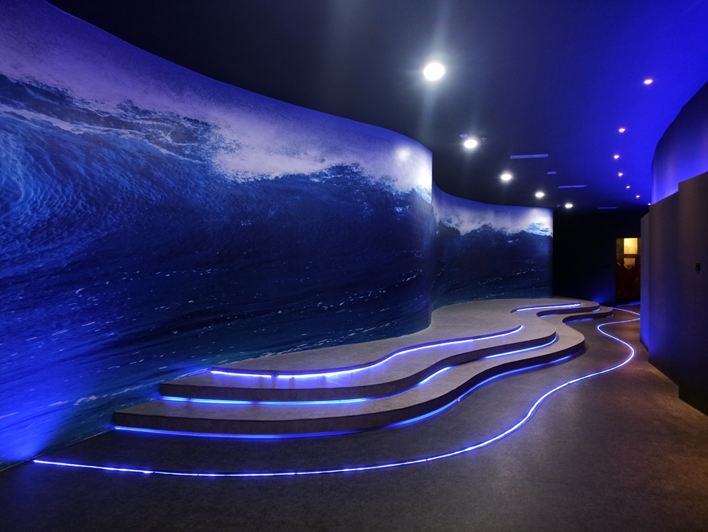 Ruangan replika ombak tsunami