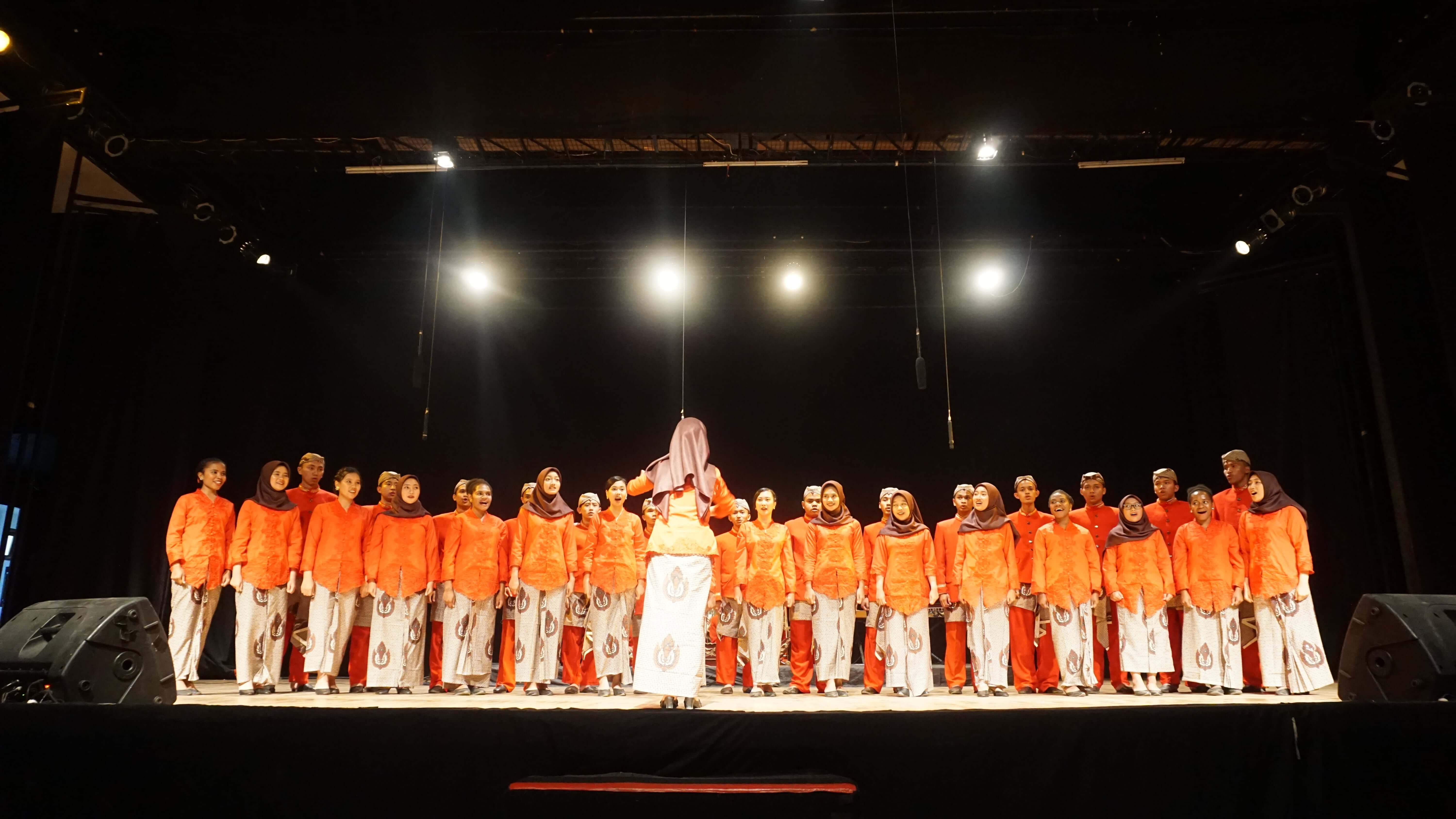 Salah satu Peserta Rampak Sekar sedang membawakan Lagu Sunda Dalam Kejuaraan Pasanggiri Rampak Sekar Tingkat SMA/SMK Se-Jawa Barat, di Taman Budaya Bandung, Jawa Barat, 2019