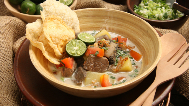 Soto betawi dengan kuah kental dengan santan dan atau susu. @ Shutterstock