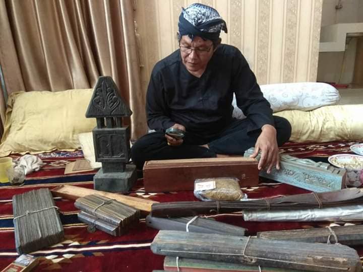 Ki Tarka di Sanggar Aksara Jawa Kidang Pananjung (SAJAKP) | Foto: Kliksaja Jatim