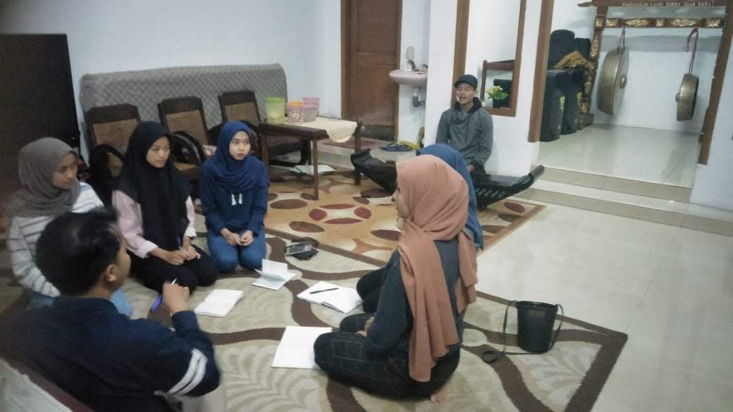 Menceritkan isi dan pesan lagu dengan mendongeng dapat dilakukan juga setelah berlatih bersama