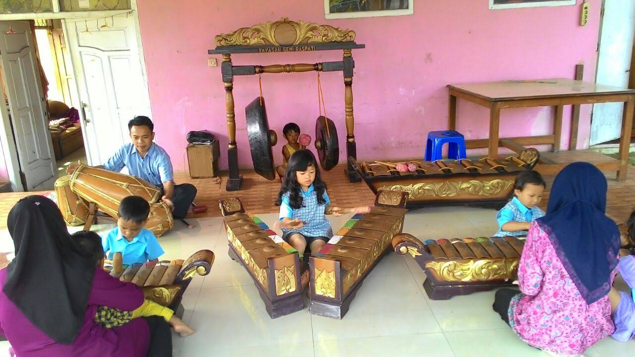 Belajar dan berlatih bersama akan membuat anak saling termotivasi