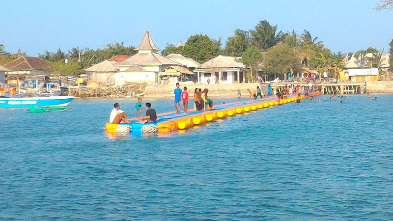 Orang-orang Bawean di atas dermaga