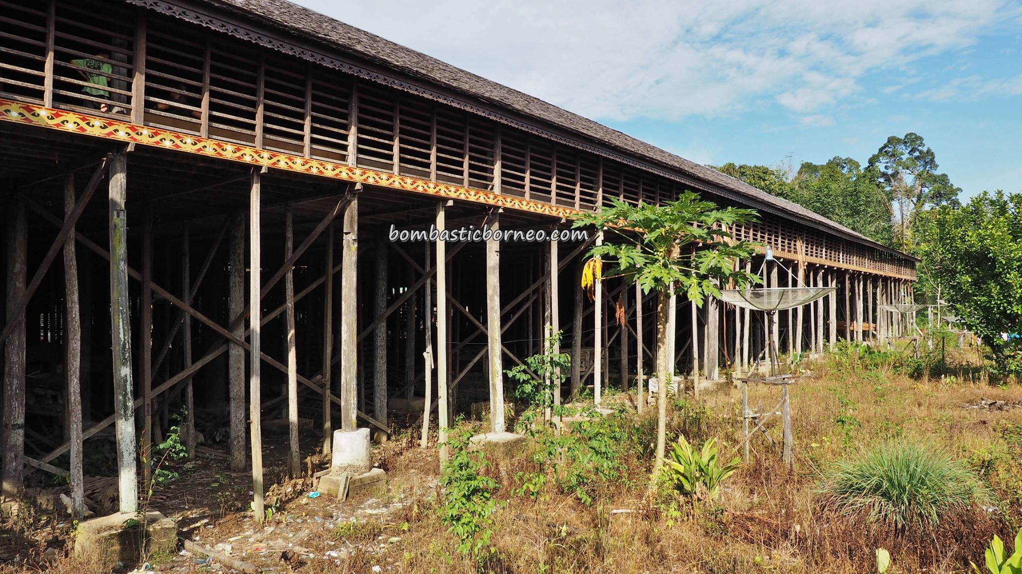 https://bombasticborneo.com/2018/09/rumah-betang-lunsa-hilir-dayak-taman-longhouse-kapuas-hulu/authentic-dayak-taman-kapuas-longhouse-putussibau-borneo/