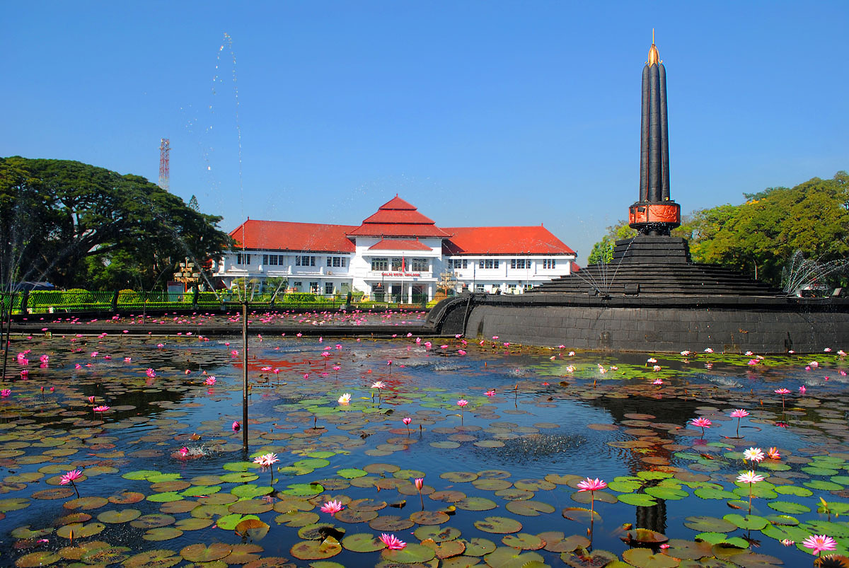 Alun-alun Tugu Kota Malang | Ngalam.co