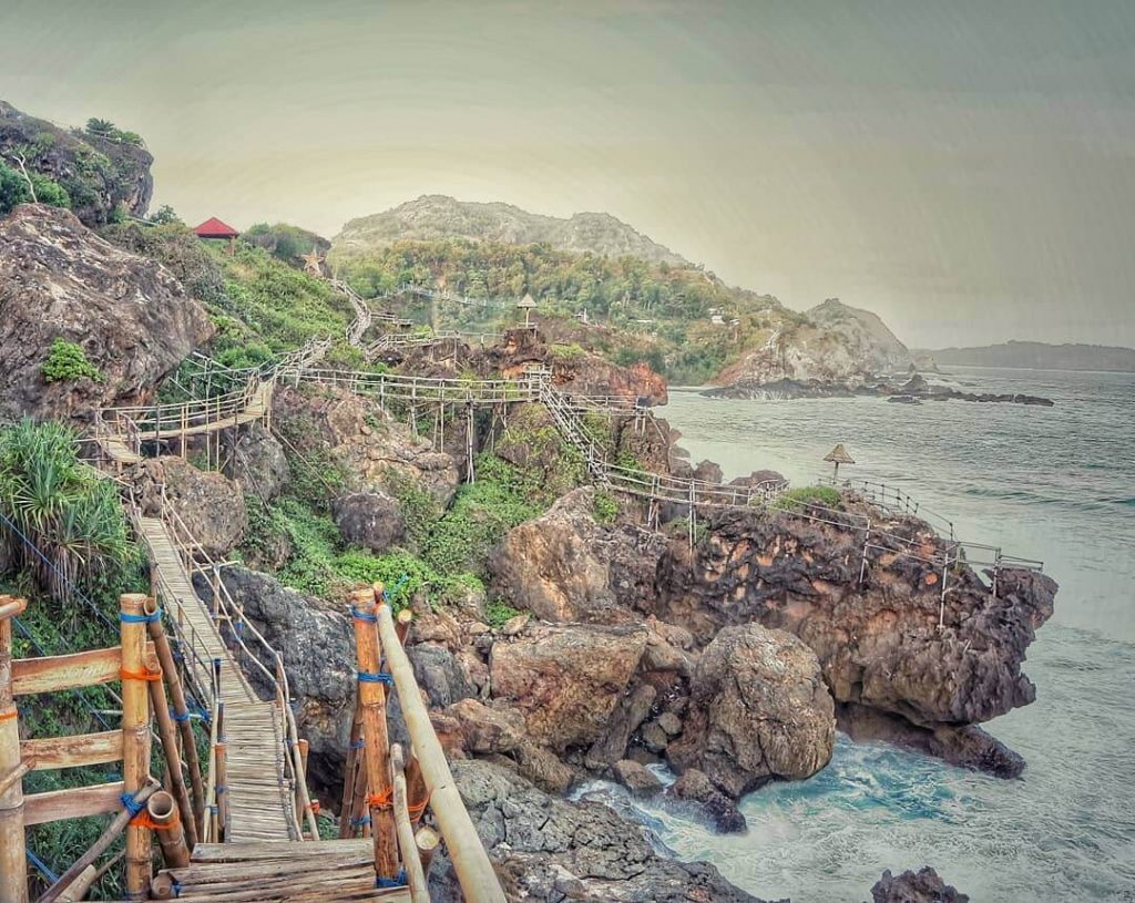 Keindahan Pantai Nglambor | Foto: Datawisata