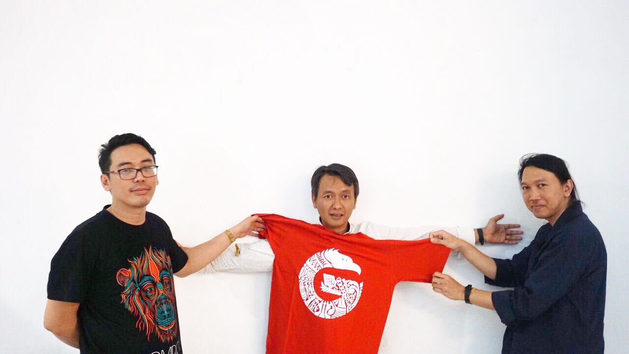 Efek Rumah Kaca bersama dengan t-shirt Im Good (Merchandise GNFI) | Foto: GNFI