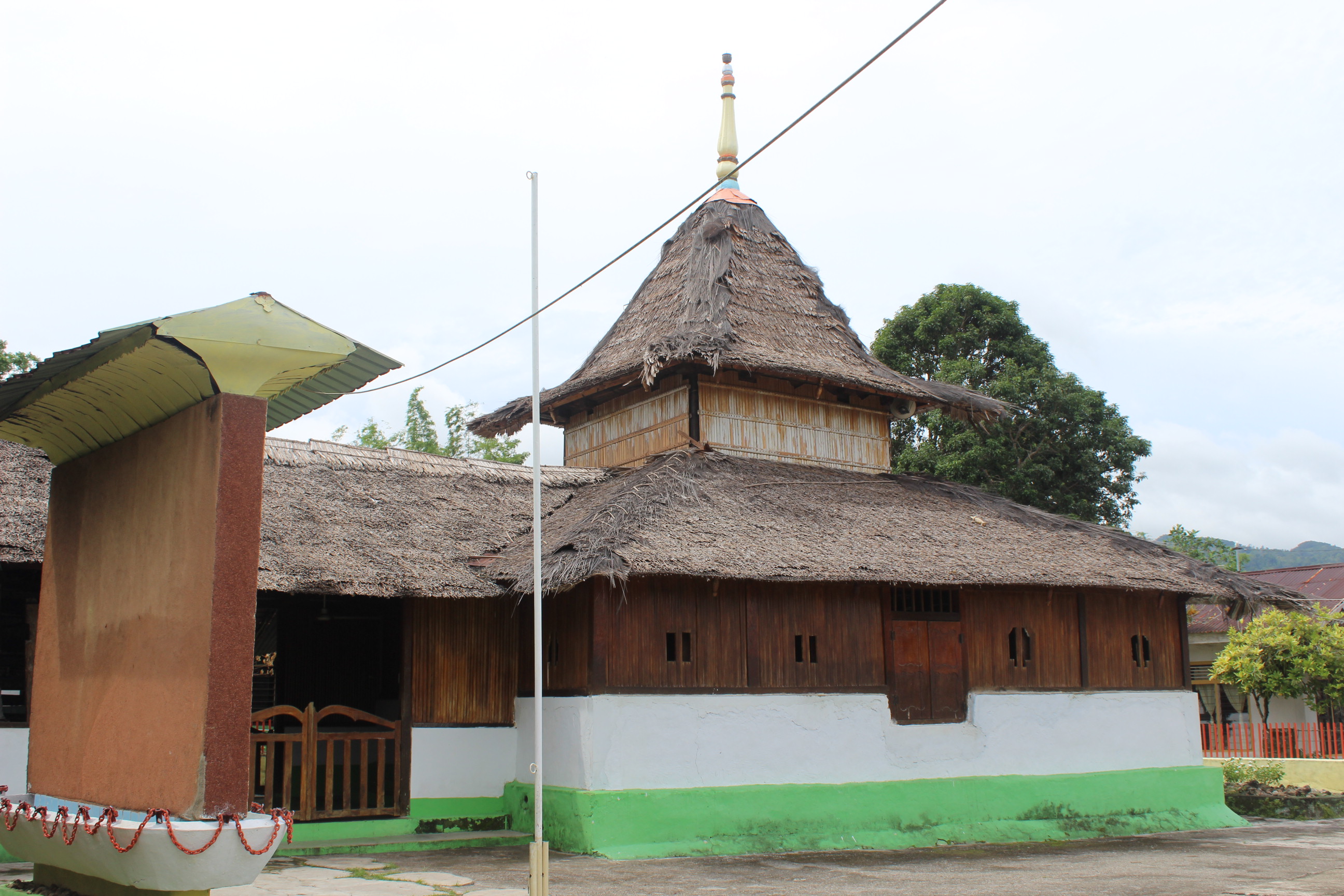 Bangunan induk Masjid ini menggunakan bahan material dari pelepah sagu, yang disebut gaba-gaba dengan setengah bagian tembok bercampur kapur. © Travelingyuk