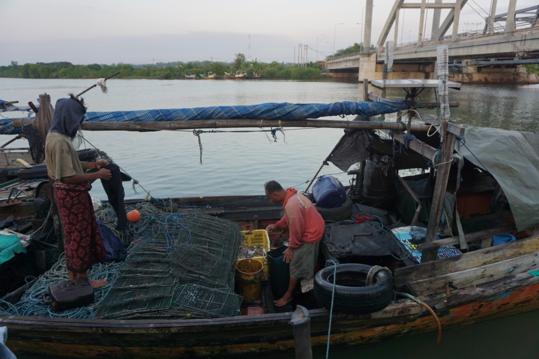 Para Nelayan Memasang Panel Surya| Foto: Mongabay