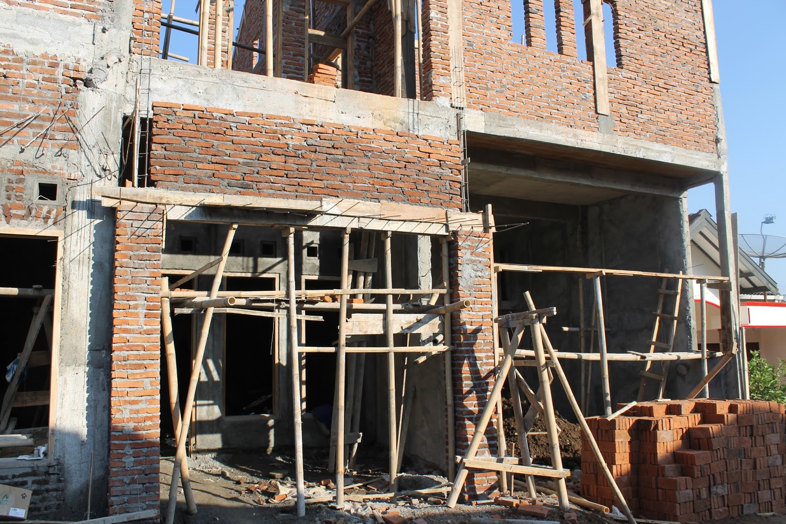 80% masyarakat Indonesia yang telah berumah tangga memilih membangun huniannya sendiri ketimbang membelinnya dari pengembang © Arsitur studio