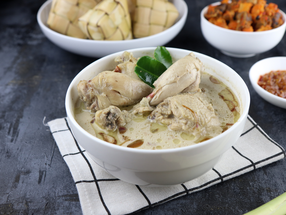 Opor ayam kuah putih | @Ketut Mahendri Shutterstock