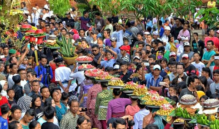 Perang Topat | Foto: Good News From Indonesia
