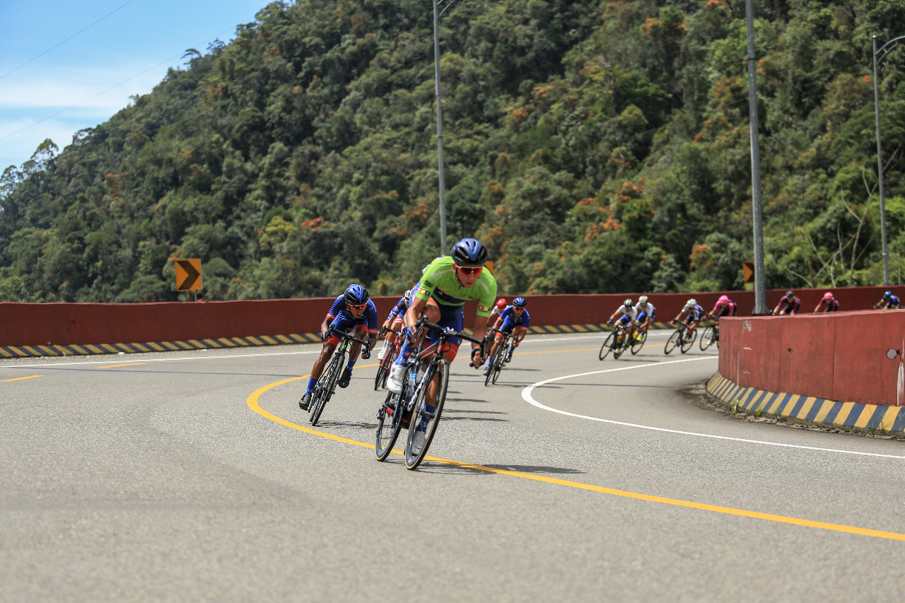 Dengan daya tariknya berupa tikungan tajam yang berjumlah 44 dan suguhan pemandangan indah. Kelok 44 pun menjadi jalur langganan Tour de Singkarak. © Creativa Image/Shutterstock