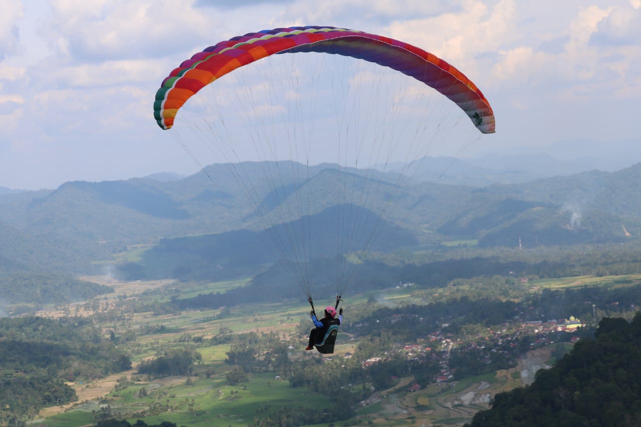Berada di dataran tinggi Kabupaten Agam, Puncak Lawang beberapa kali menjadi tempat kejuaraan paralayang tingkat internasional. © Relasi Publik Sumbar