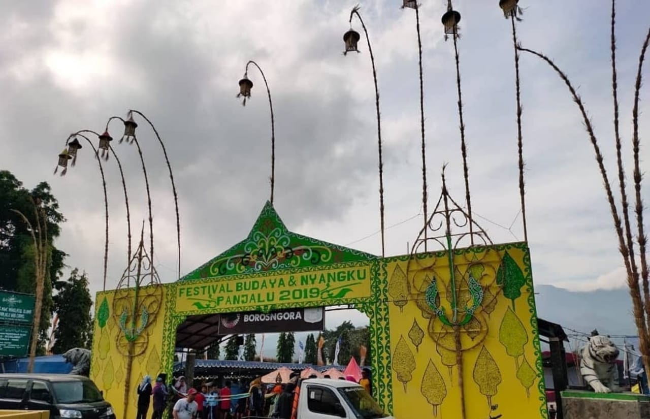 Gerbang alun-alun borosngora