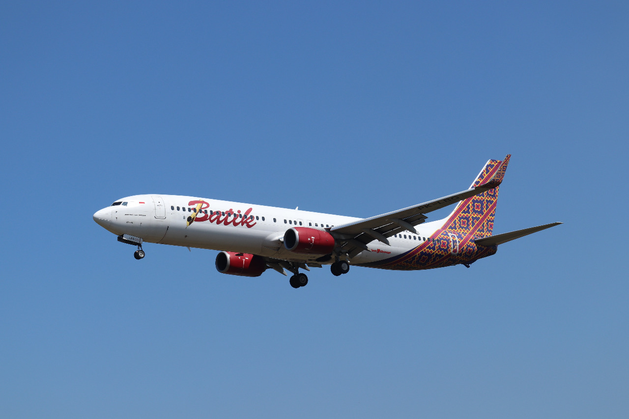 Pewat Batik Air tengah mengudara © Rawisyah Aditiya/Shutterstock