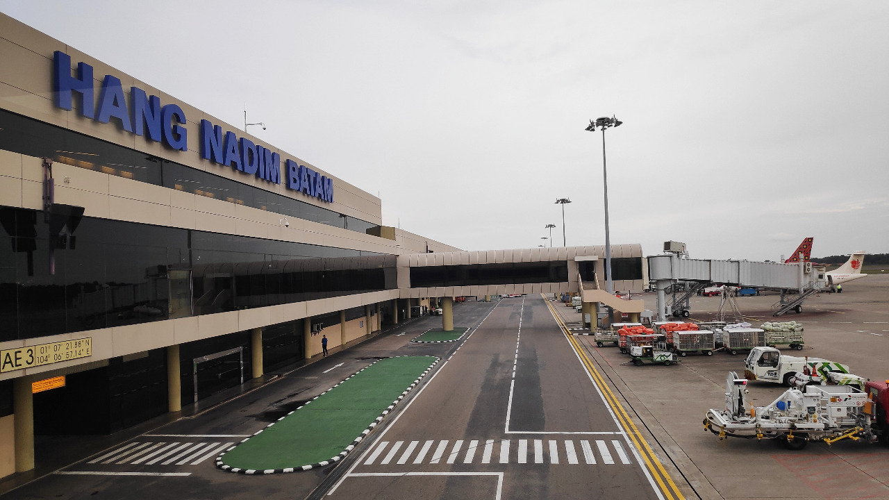 Miliki runeway 4.025 meter, Hang Nadim dinobatkan sebaga bandara pemilik landasan pacu terpanjang di Indonesia. © Ibenk88/Shutterstock