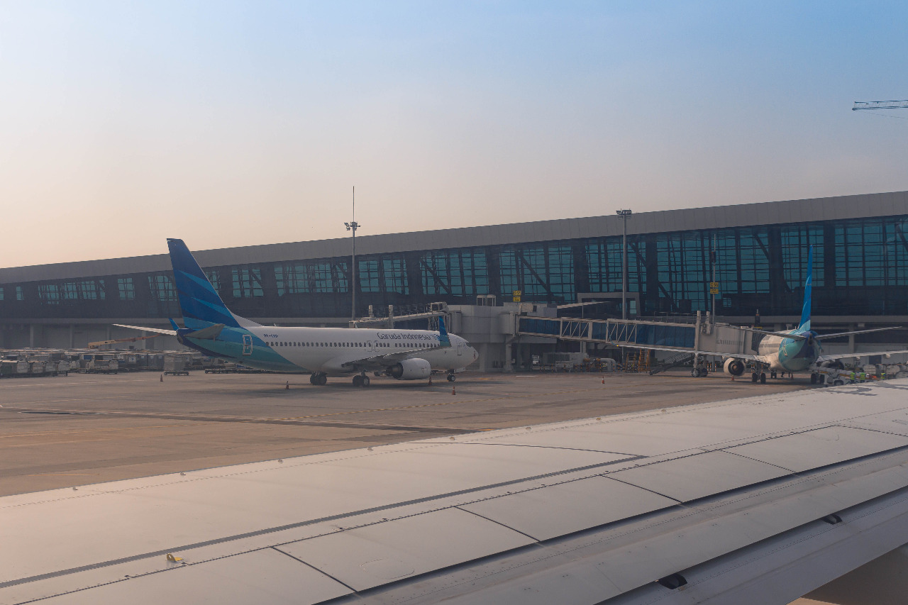 Sebagai pintu gerbang utama Indonesia, Bandara Soetta memiliki luas 2.555 hektare dengan kapasitas 43 juta penumpang per tahun. © Aluxuxian/Shutterstock