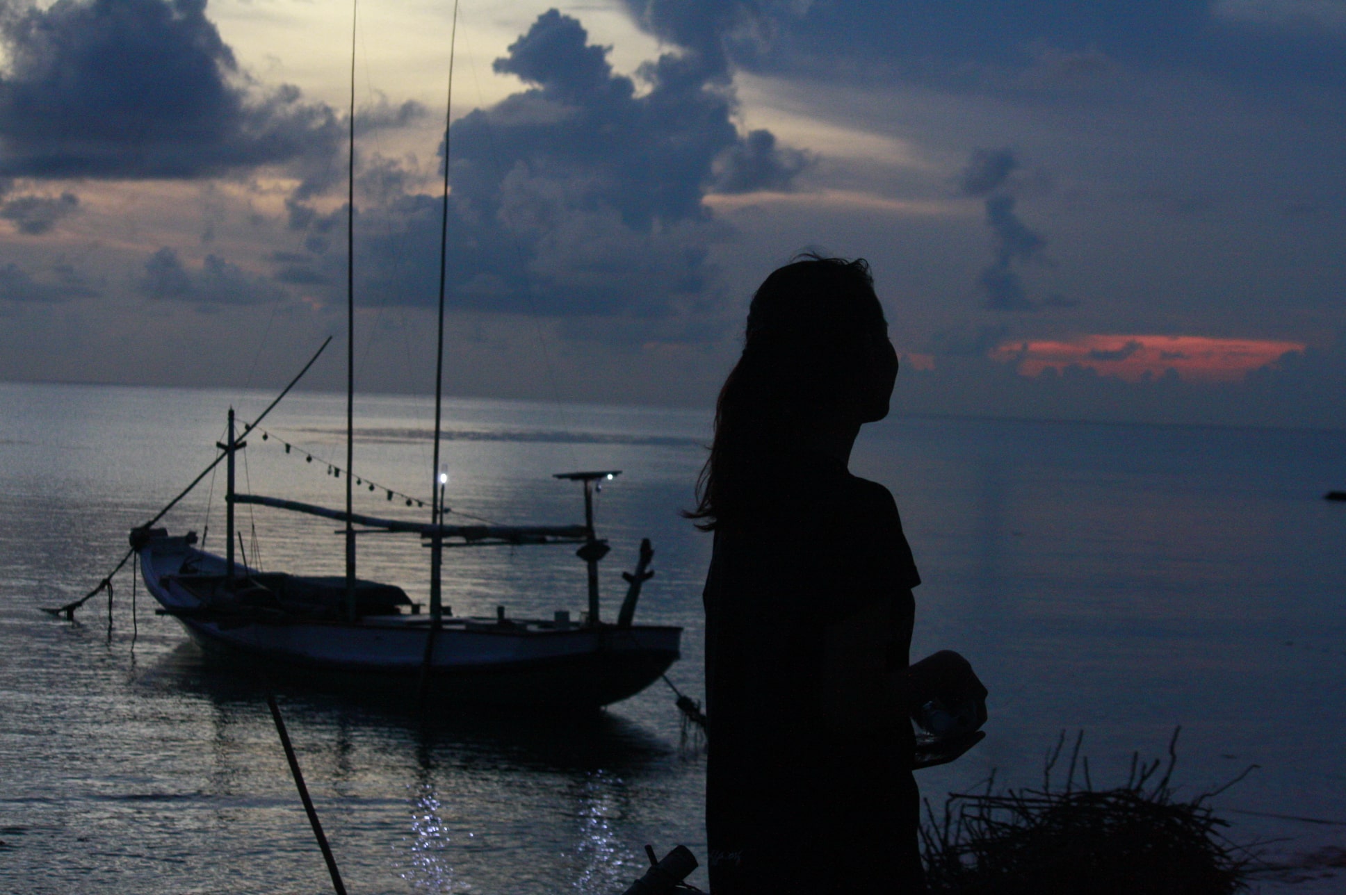 Menikmati sunset pantai di Masalembu | Foto: Fariz Ilham Rosyidi
