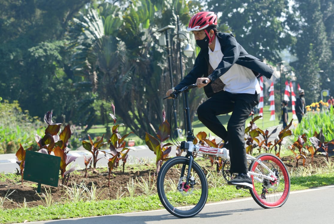 Presiden Joko Widodo bersepeda di Kebun Raya Bogor