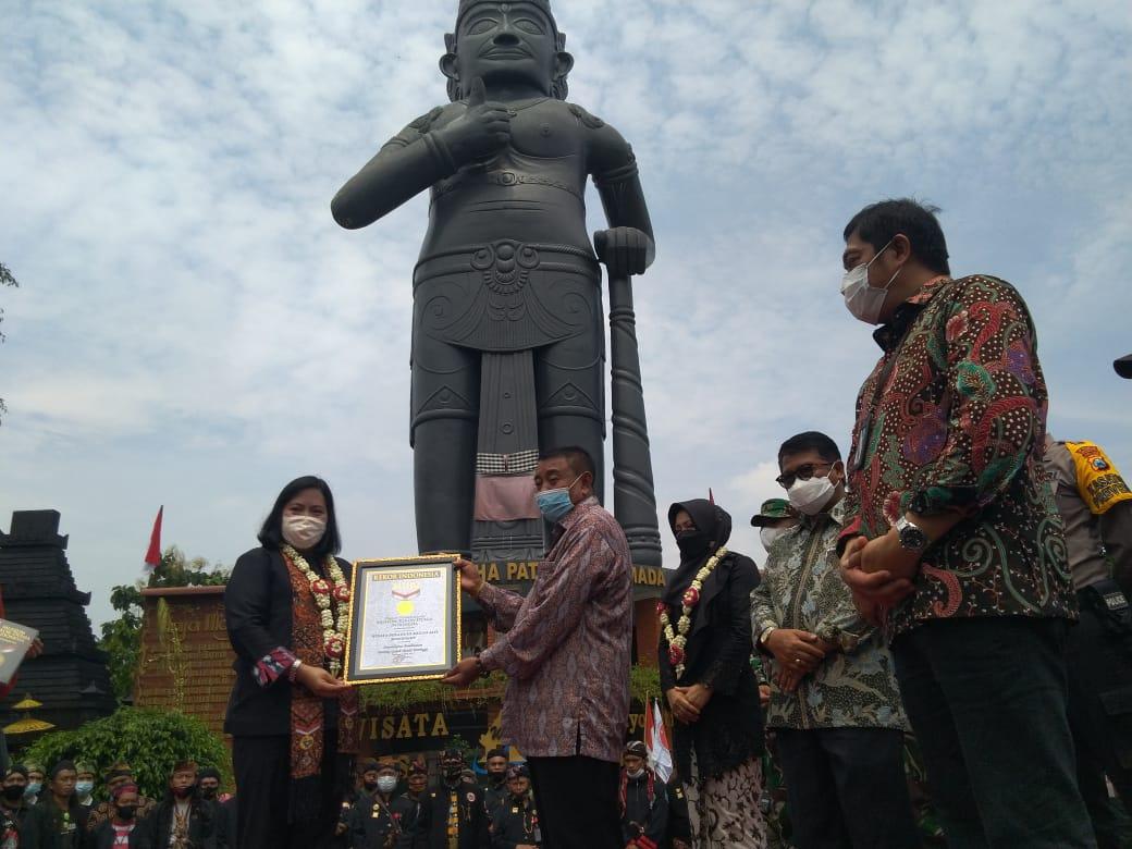 foto peresmian dan pemberian penghargaan REKOR MURI sebagai patung Gajah Mada tertinggi di Indonesia